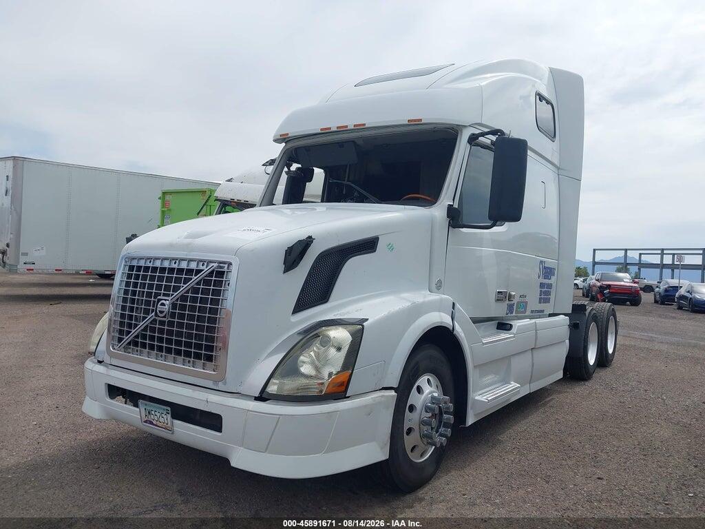 4V4NC9TG37N438748 2007 VOLVO VN photo no. 2