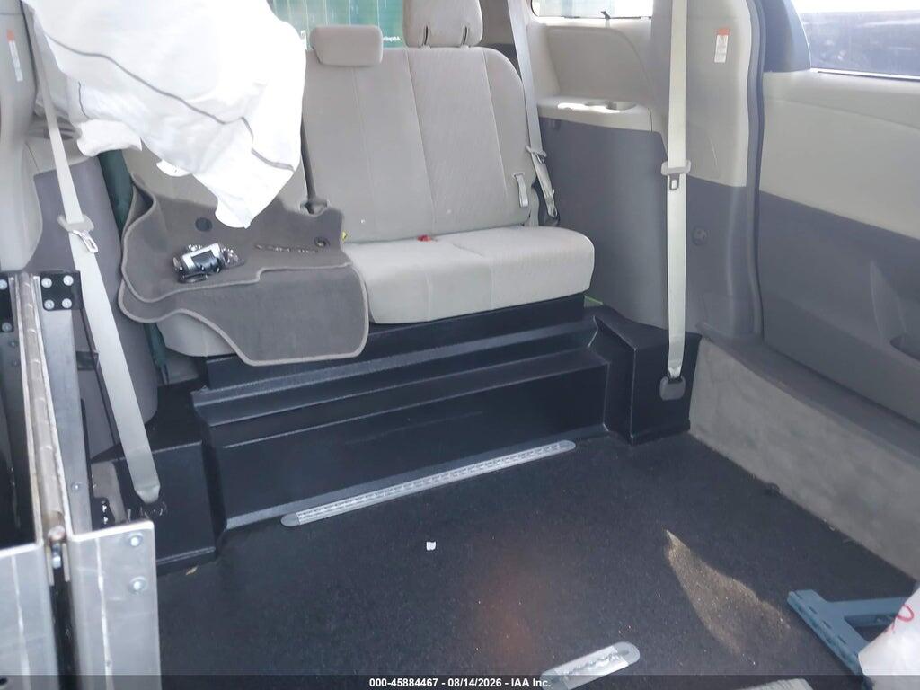 5TDKZ3DC6JS960197 2018 TOYOTA SIENNA photo no. 8