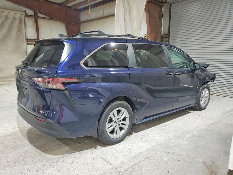 2025 TOYOTA SIENNA XLE 7-PASSENGER — Фото 3 из 14