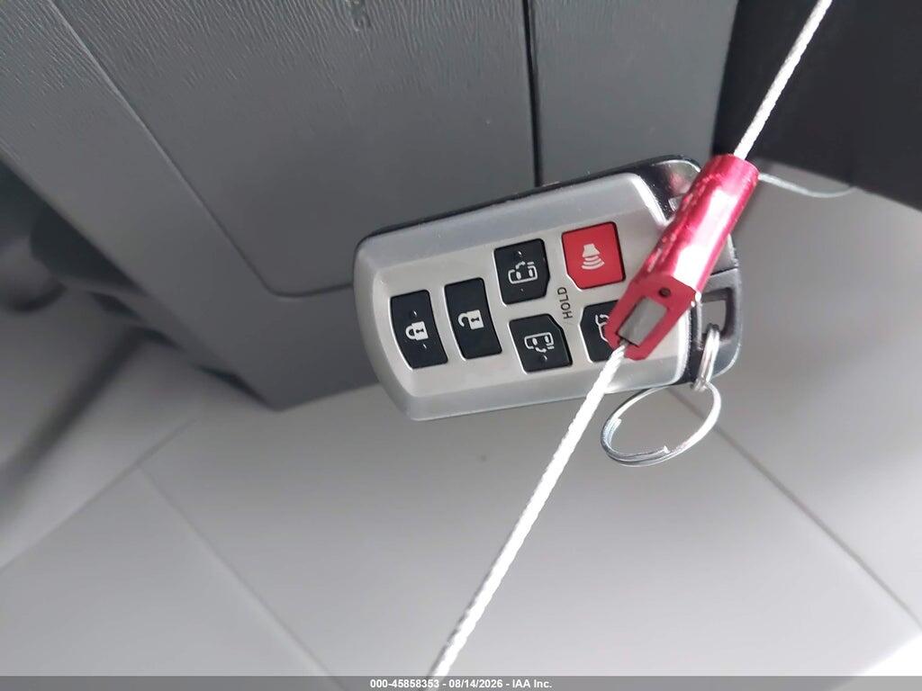 5TDYZ3DC1HS865955 2017 TOYOTA SIENNA photo no. 11