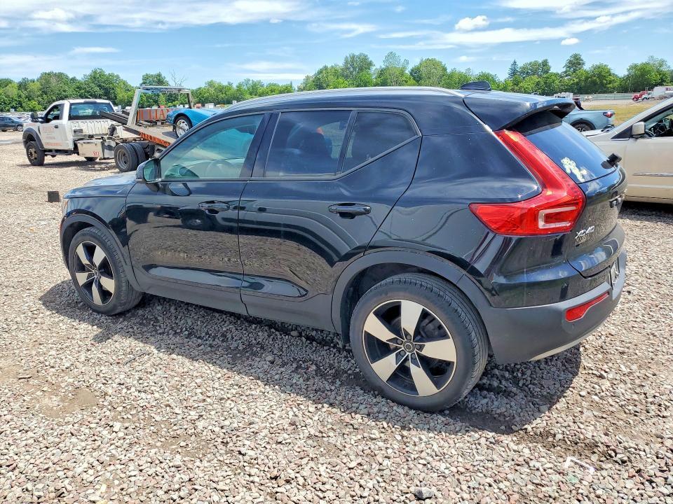 2021 VOLVO XC40 T5 MOMENTUM — Фото 2 из 14