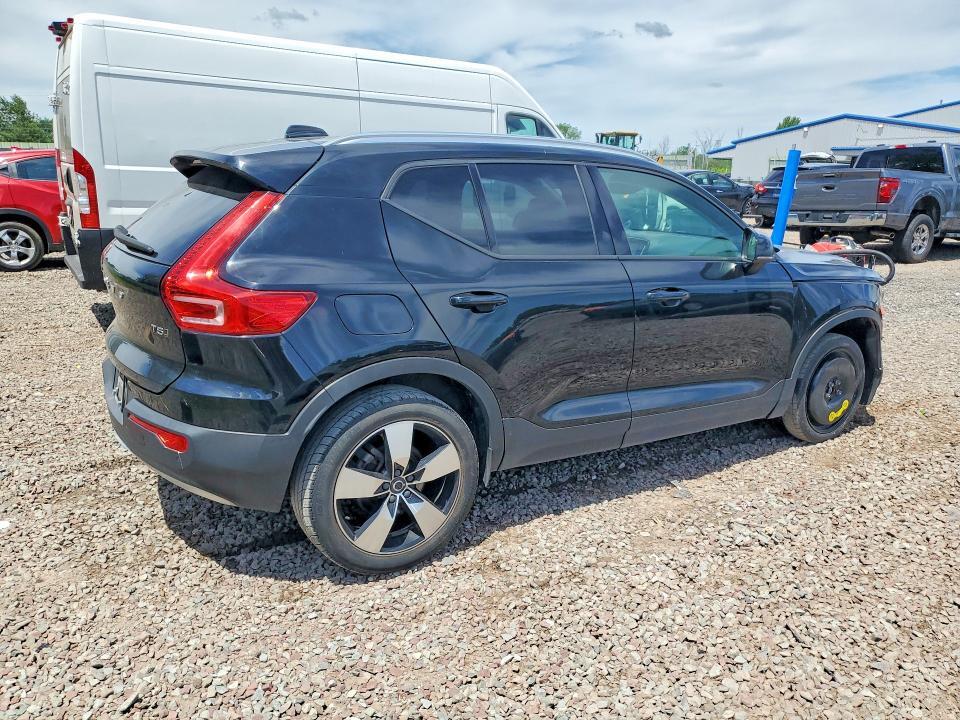 2021 VOLVO XC40 T5 MOMENTUM — Фото 3 из 14