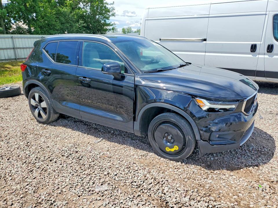 2021 VOLVO XC40 T5 MOMENTUM — Фото 4 из 14