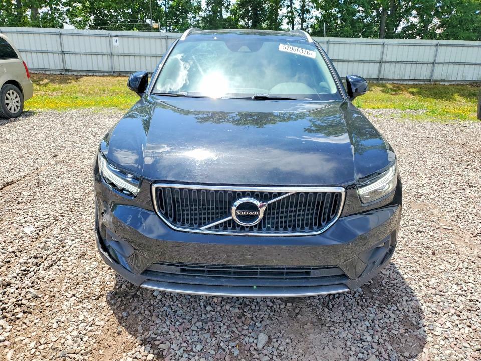 2021 VOLVO XC40 T5 MOMENTUM — Фото 5 из 14