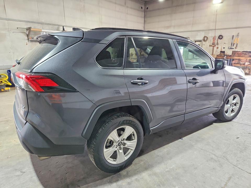 2020 TOYOTA RAV4 XLE — Фото 3 из 12