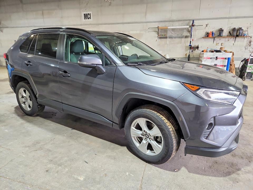 2020 TOYOTA RAV4 XLE — Фото 4 из 12