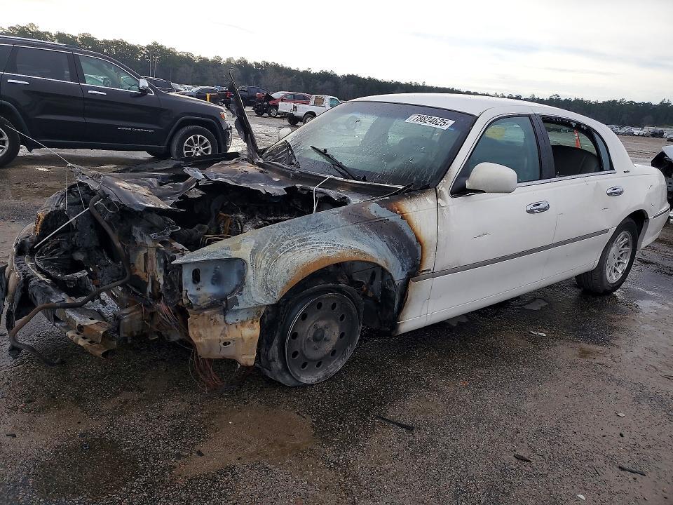 1999 LINCOLN TOWN CAR 1LNHM82W7XY614042