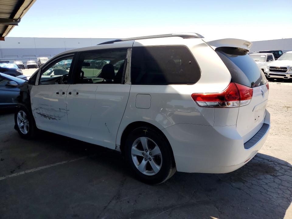 2014 TOYOTA SIENNA LE — Фото 2 из 13