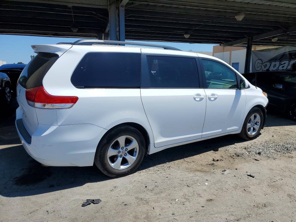 2014 TOYOTA SIENNA LE — Фото 3 из 13