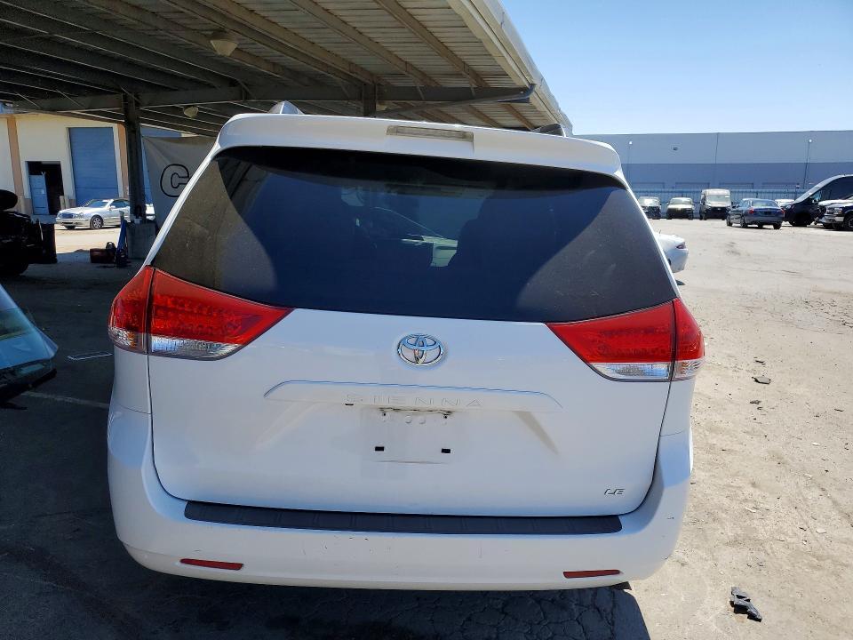 2014 TOYOTA SIENNA LE — Фото 6 из 13
