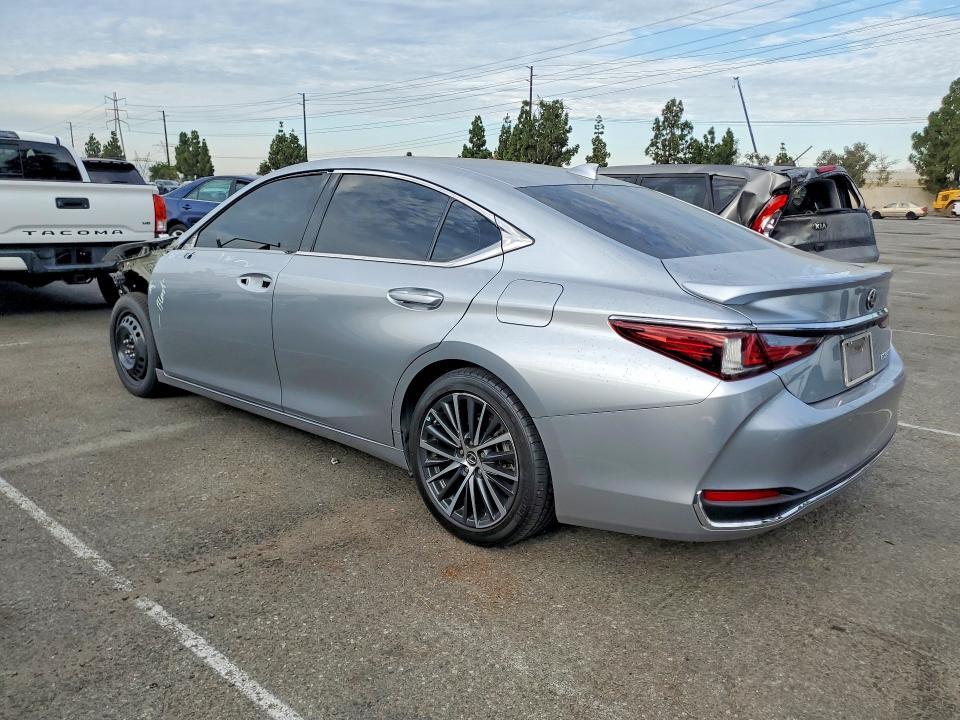 2023 LEXUS ES 300H BASE — Фото 2 из 13