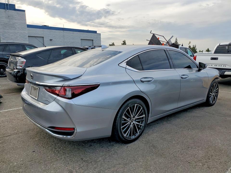 2023 LEXUS ES 300H BASE — Фото 3 из 13