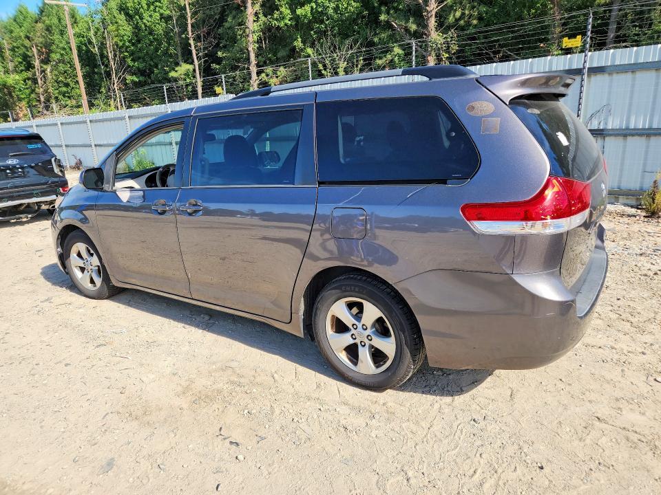 2013 TOYOTA SIENNA LE — Фото 2 из 13
