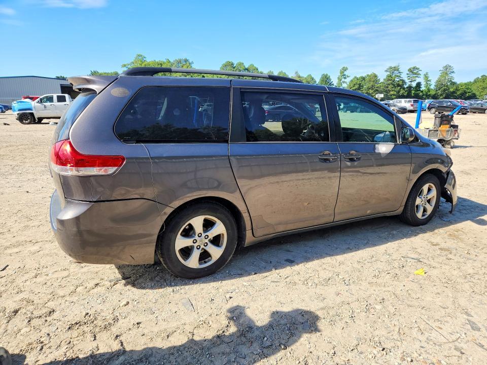 2013 TOYOTA SIENNA LE — Фото 3 из 13