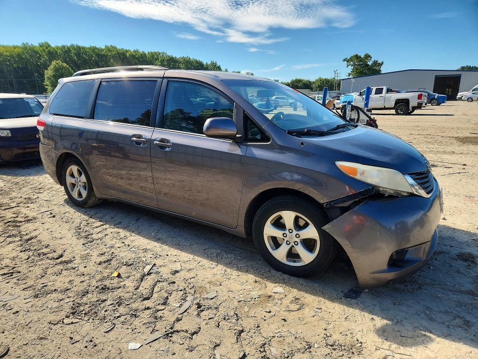 2013 TOYOTA SIENNA LE — Фото 4 из 13