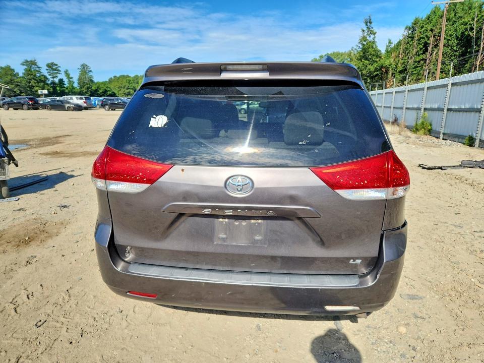 2013 TOYOTA SIENNA LE — Фото 6 из 13