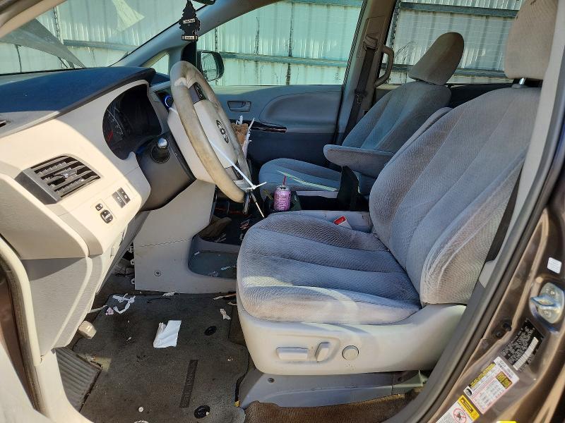 2013 TOYOTA SIENNA LE — Фото 7 из 13
