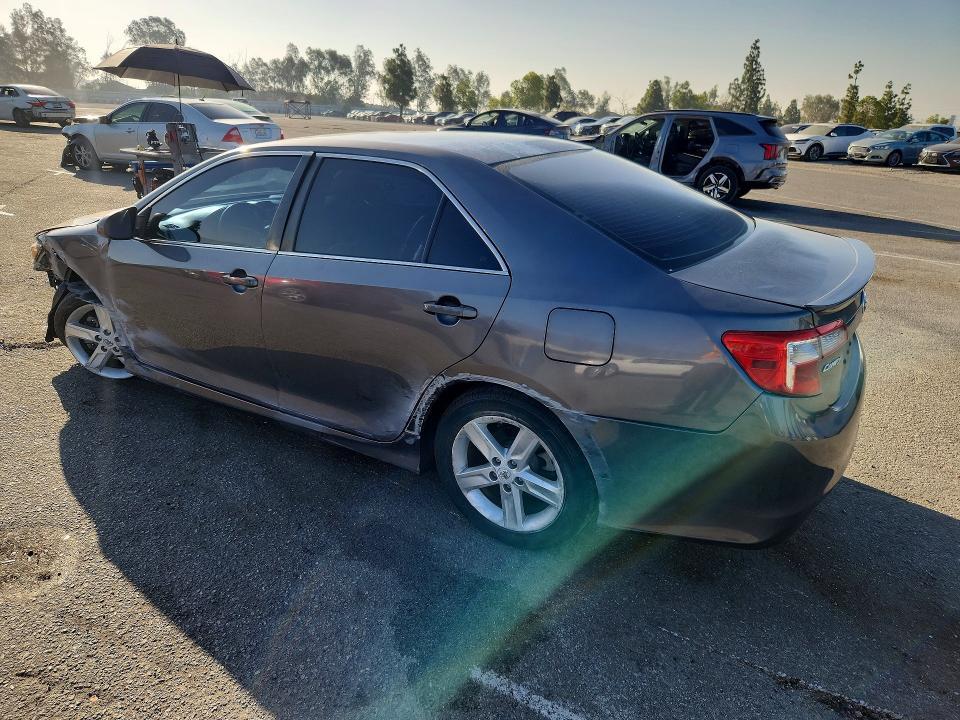 2014 TOYOTA CAMRY SE — Фото 2 из 13