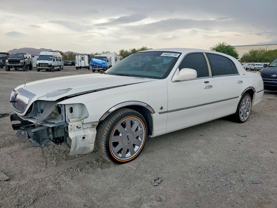 2003 LINCOLN TOWN CAR 1LNHM81W23Y639121
