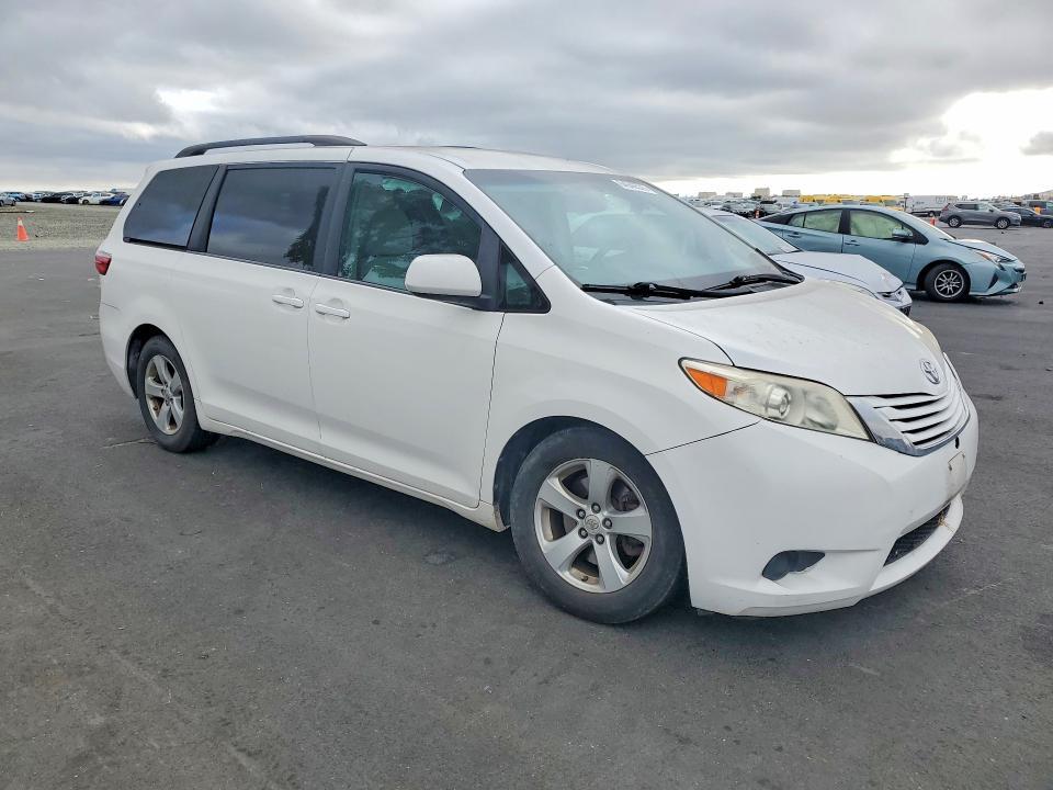 2015 TOYOTA SIENNA LE — Фото 4 из 13