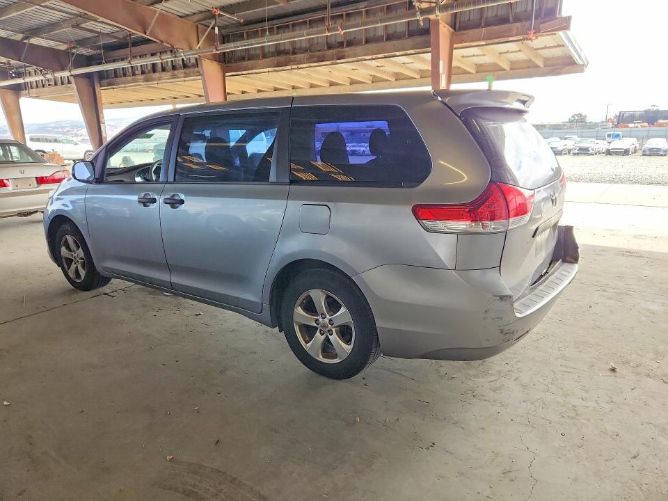 2013 TOYOTA SIENNA L 7-PASSENGER — Фото 2 из 13