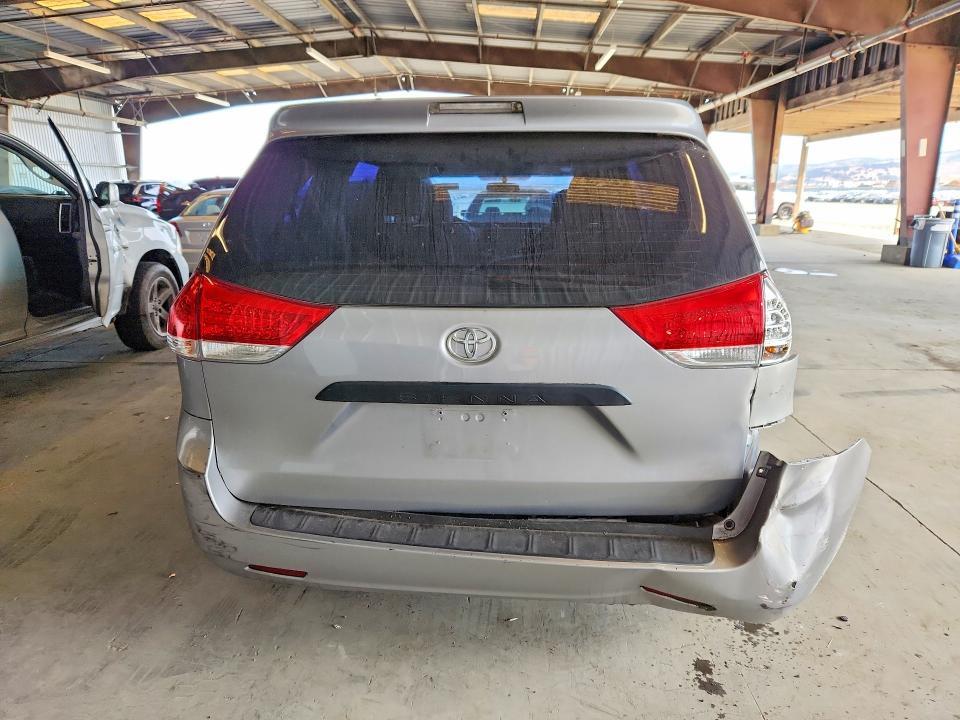 2013 TOYOTA SIENNA L 7-PASSENGER — Фото 6 из 13
