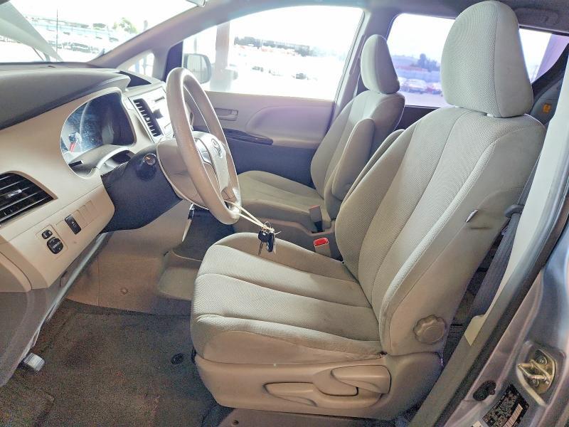 2013 TOYOTA SIENNA L 7-PASSENGER — Фото 7 из 13