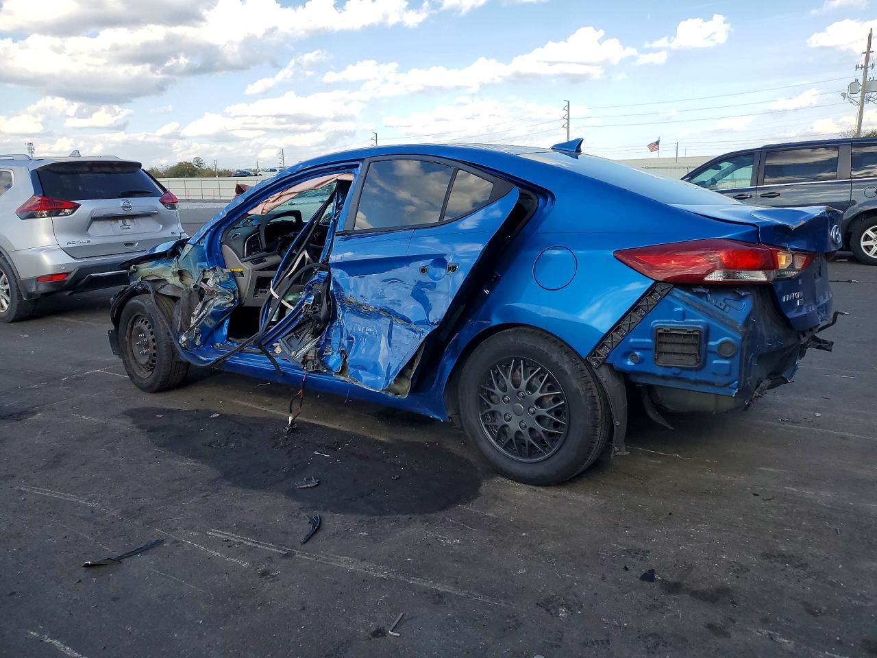 2017 HYUNDAI ELANTRA SE — Фото 2 из 12