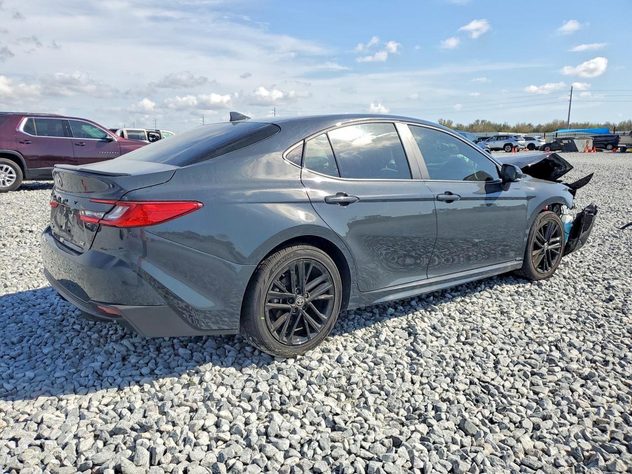 2025 TOYOTA CAMRY SE — Фото 3 из 13