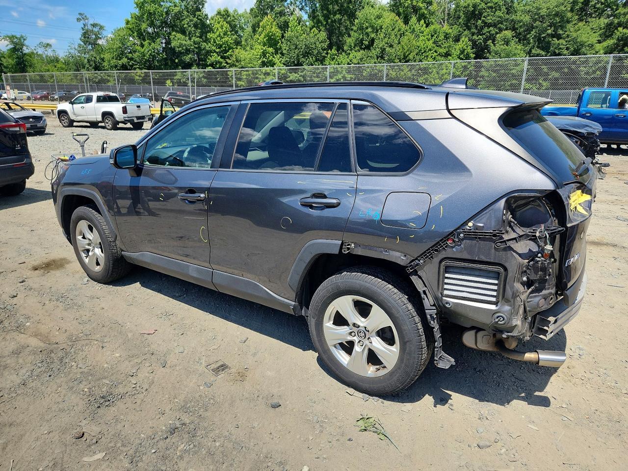 2020 TOYOTA RAV4 XLE — Фото 2 из 13