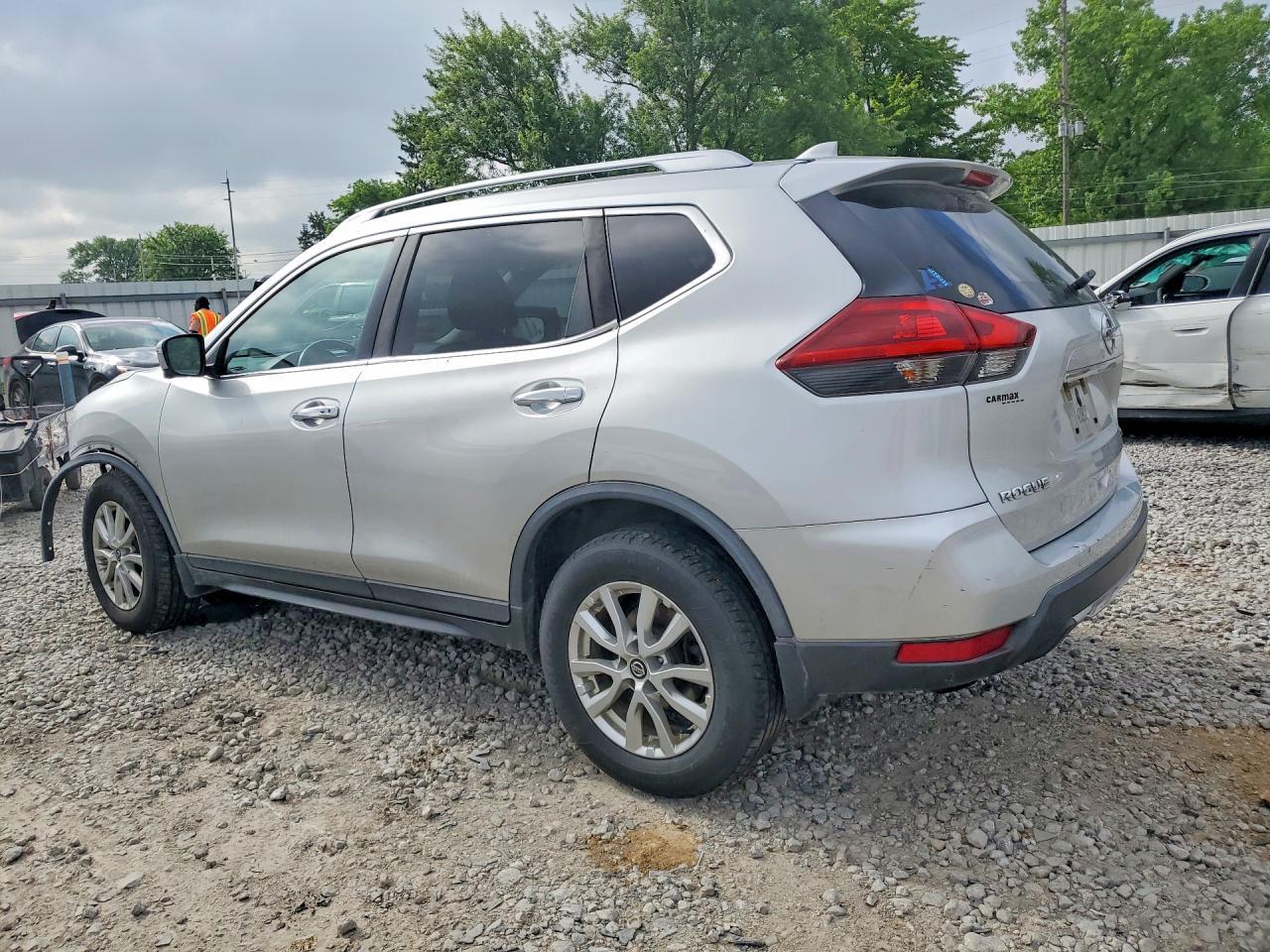 KNMAT2MV9JP566549 2018 NISSAN ROGUE photo no. 2