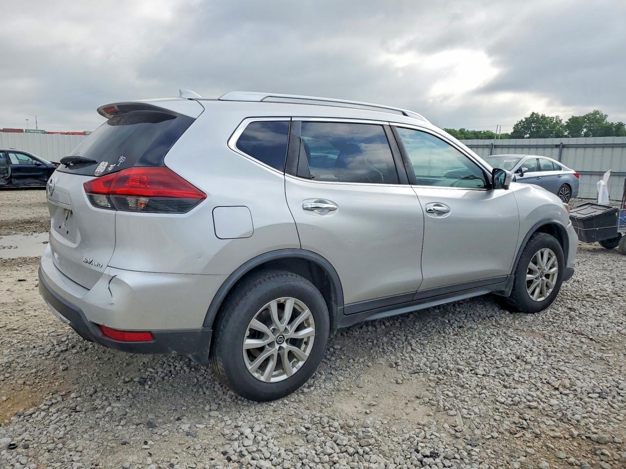 KNMAT2MV9JP566549 2018 NISSAN ROGUE photo no. 3