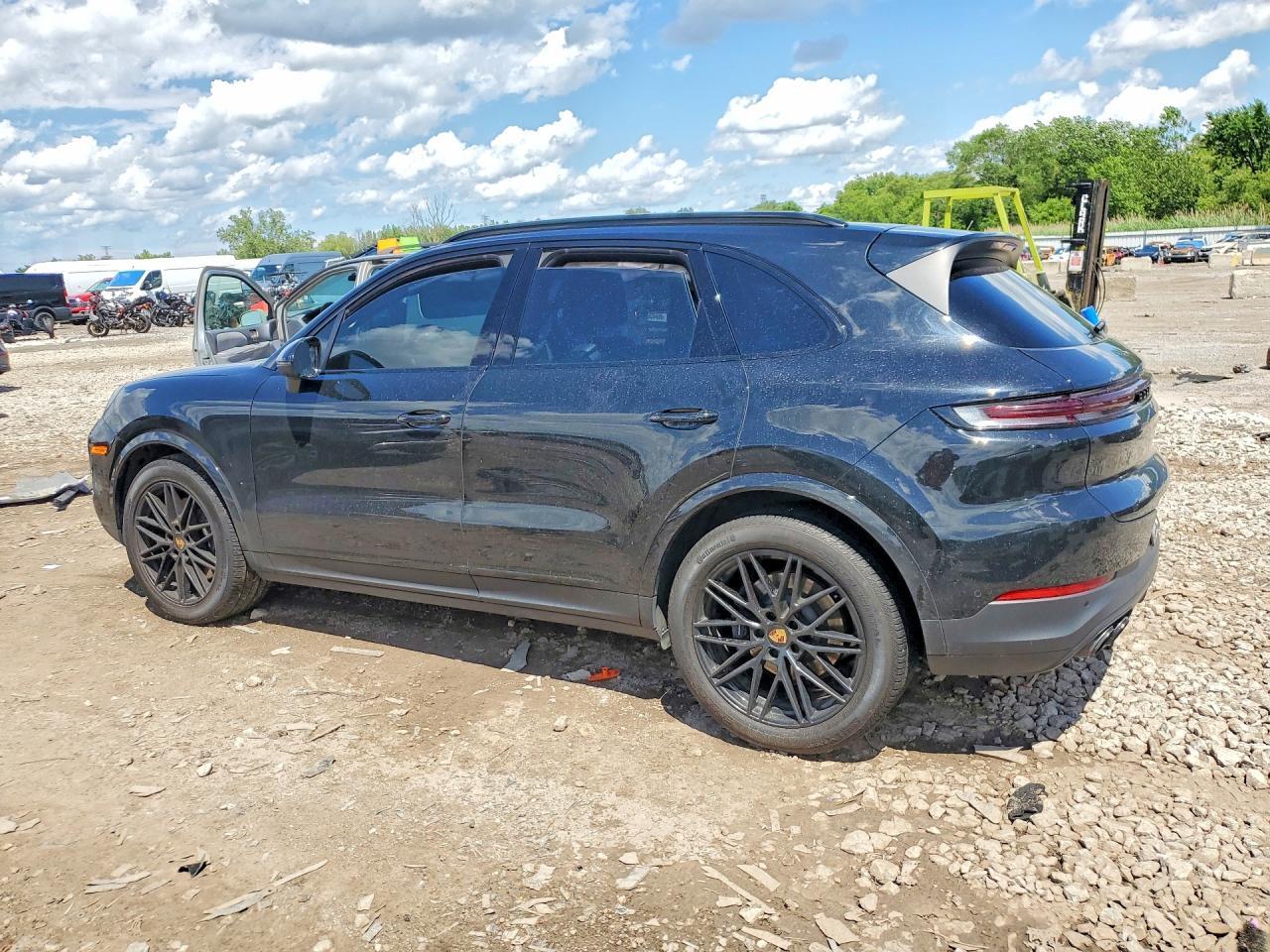 WP1AA2AY6RDA05256 2024 PORSCHE CAYENNE photo no. 2