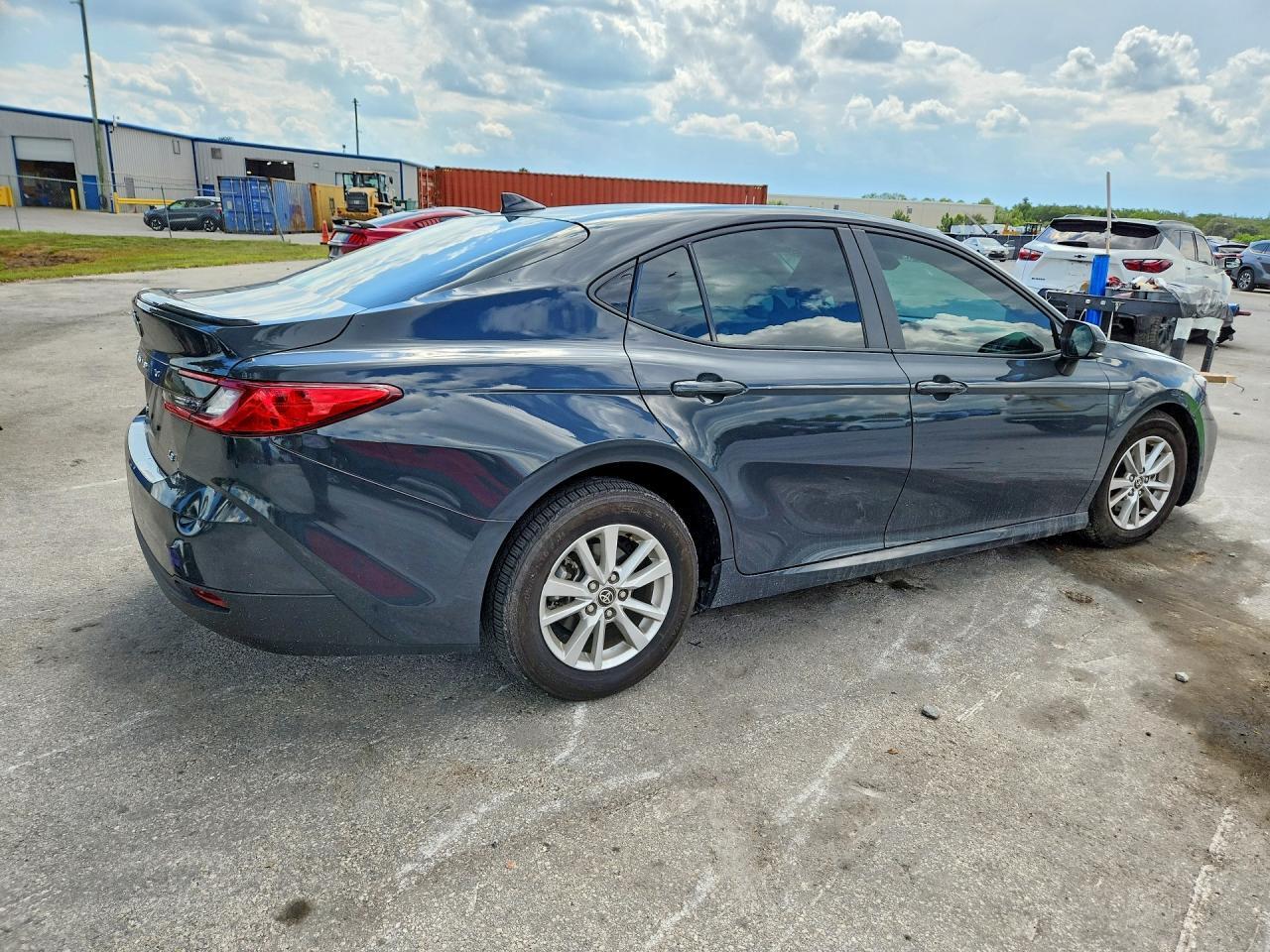 2025 TOYOTA CAMRY LE — Фото 3 из 12