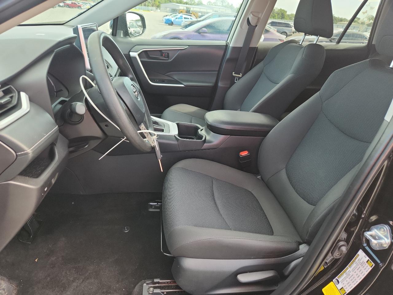2025 TOYOTA RAV4 LE — Фото 7 из 14