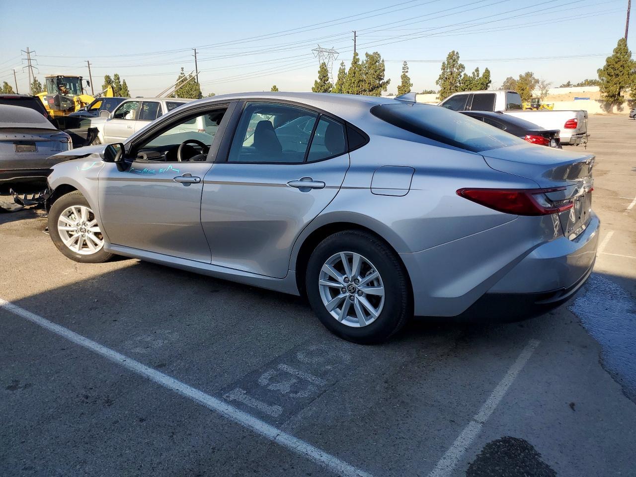 2025 TOYOTA CAMRY LE — Фото 2 из 13