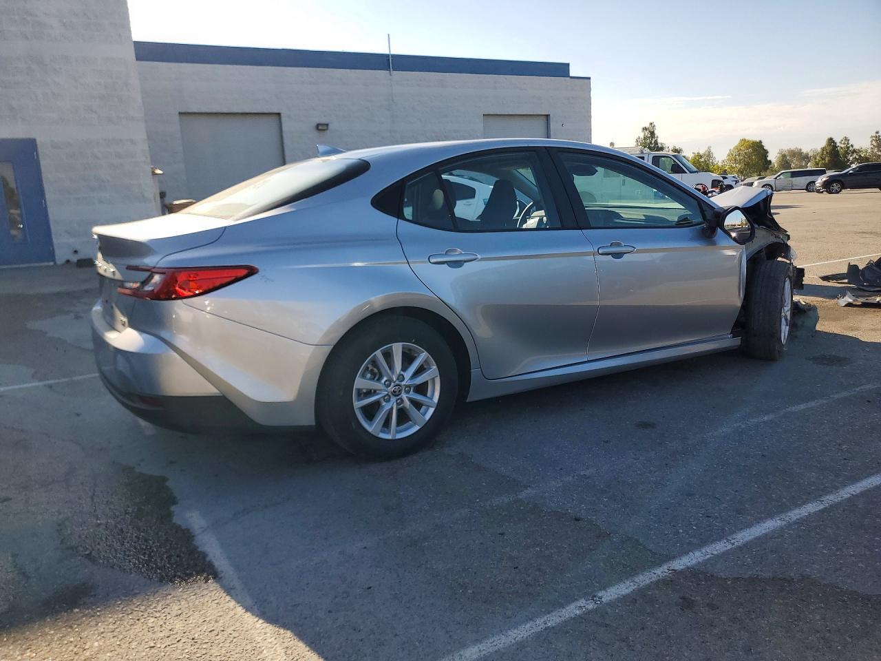 2025 TOYOTA CAMRY LE — Фото 3 из 13