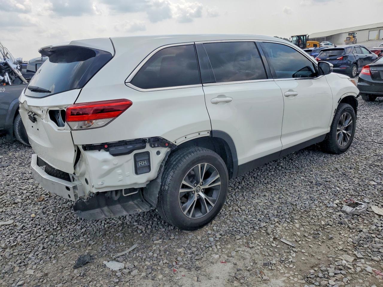 2019 TOYOTA HIGHLANDER LE — Фото 3 из 13