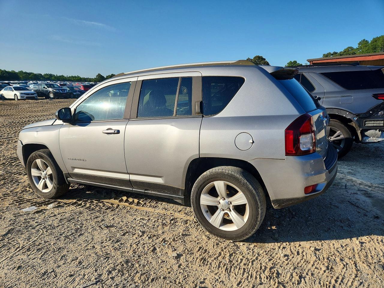 1C4NJDBB9FD292094 2015 JEEP COMPASS photo no. 2