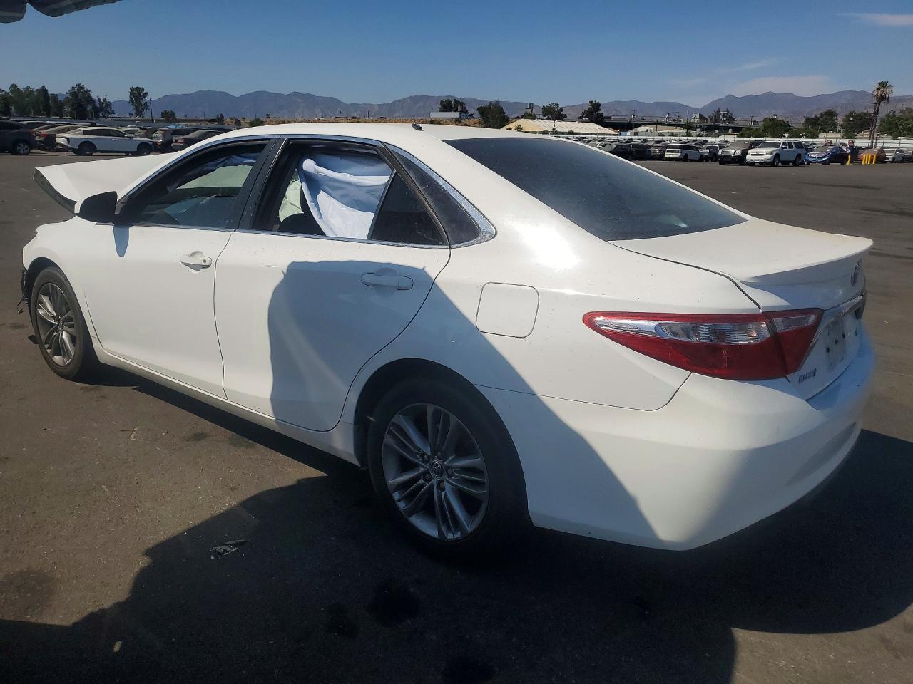 2015 TOYOTA CAMRY SE — Фото 2 из 12