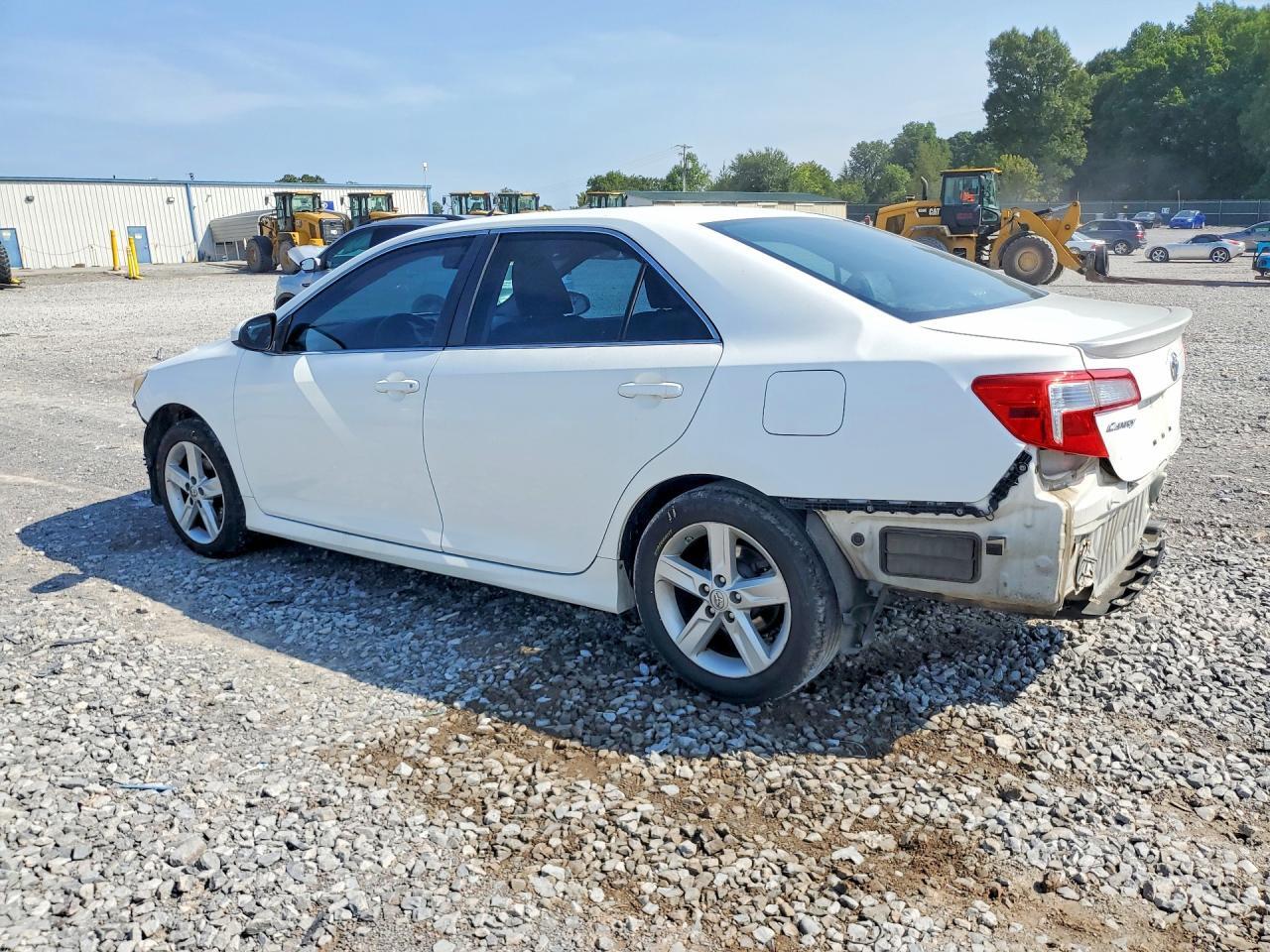 2013 TOYOTA CAMRY SE — Фото 2 из 12