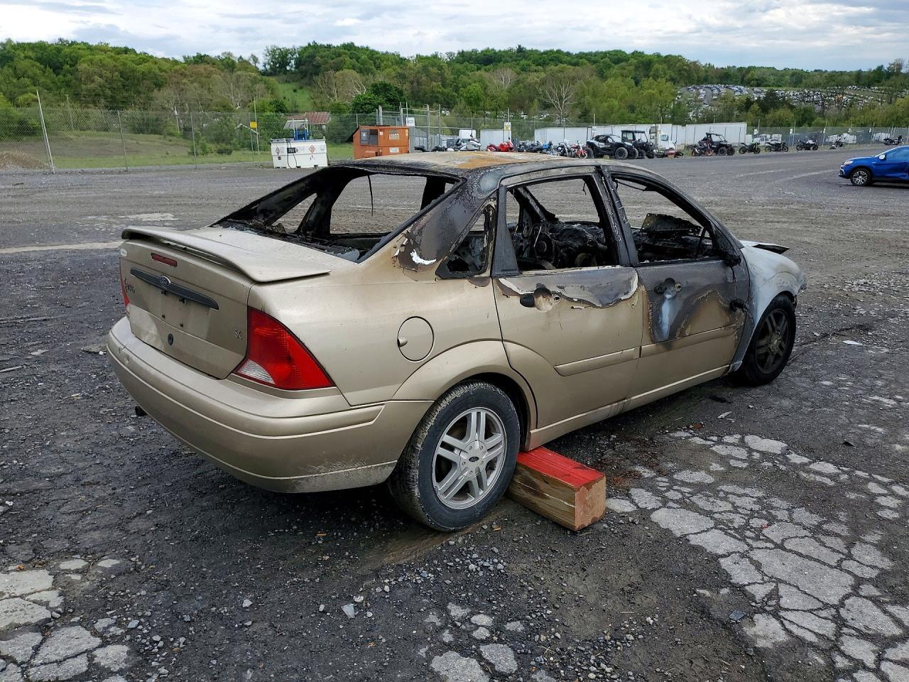 1FAFP3430YW255323 2000 FORD FOCUS photo no. 3