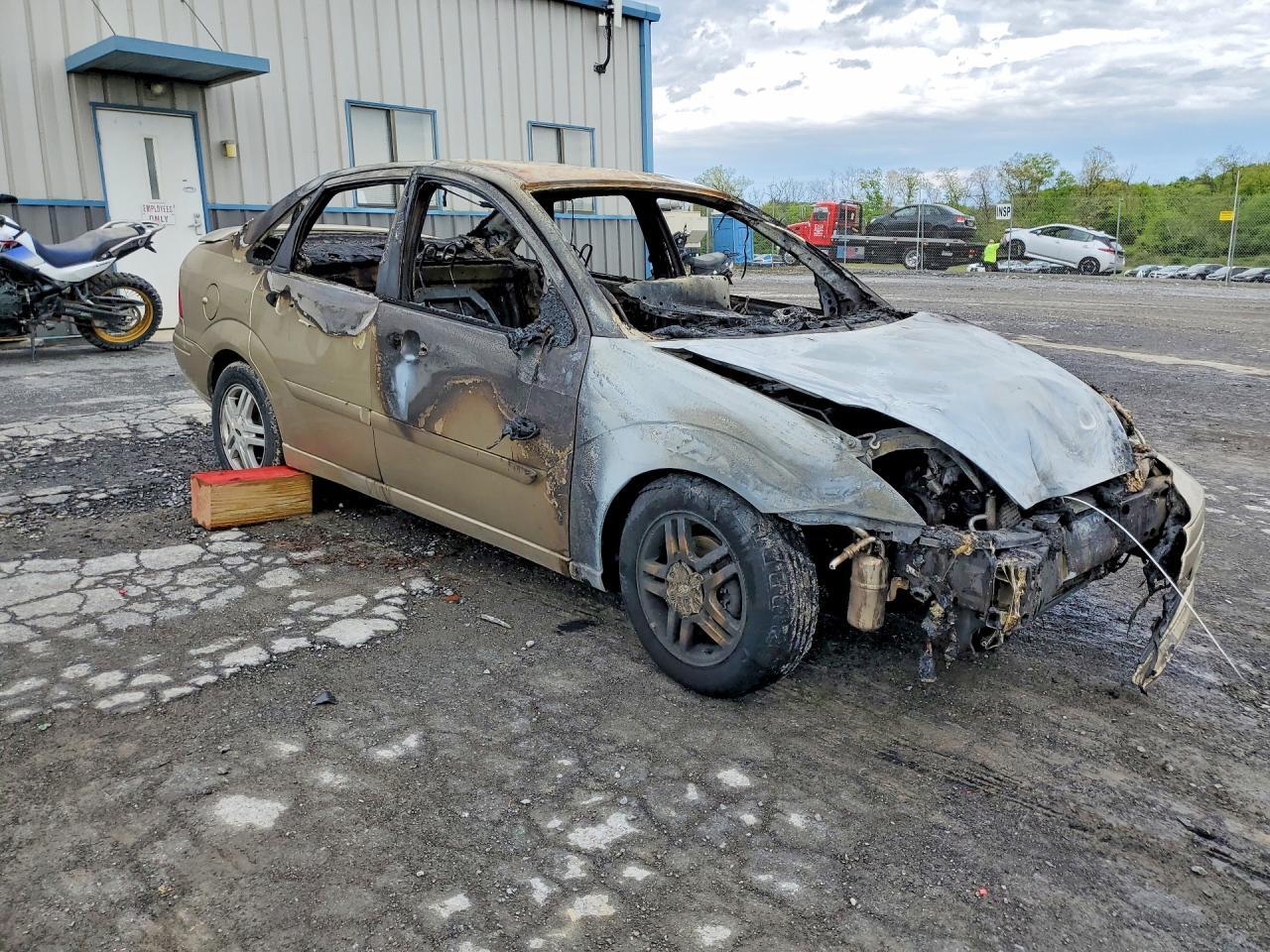 1FAFP3430YW255323 2000 FORD FOCUS photo no. 4