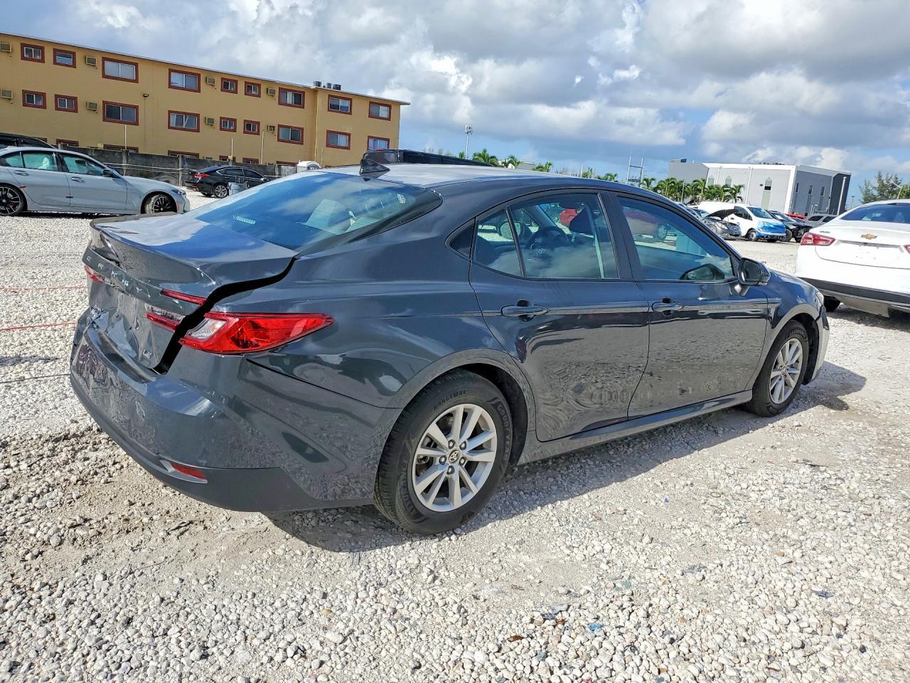 2025 TOYOTA CAMRY LE — Фото 3 из 12