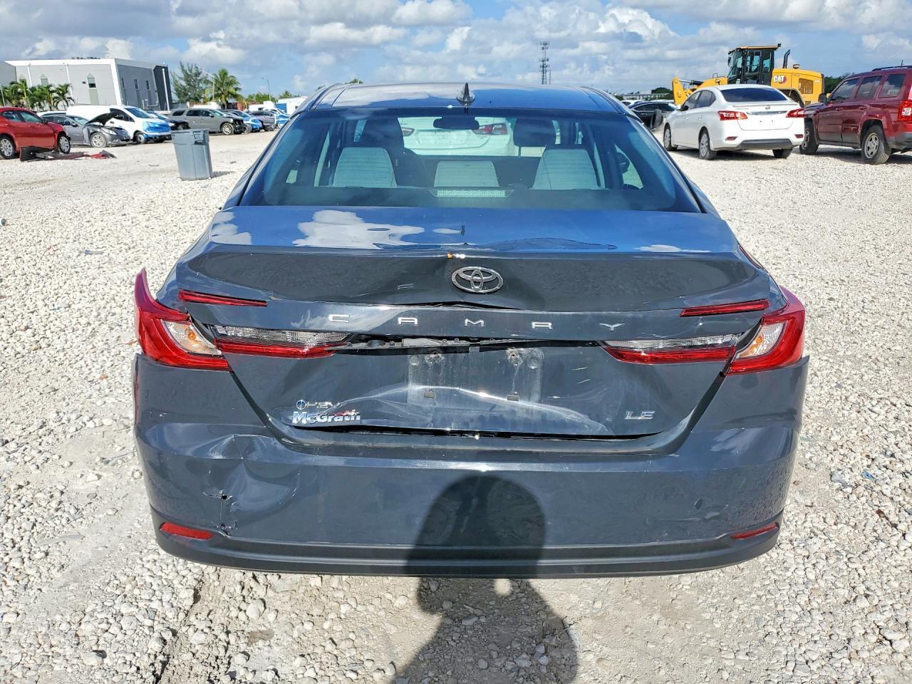 2025 TOYOTA CAMRY LE — Фото 6 из 12