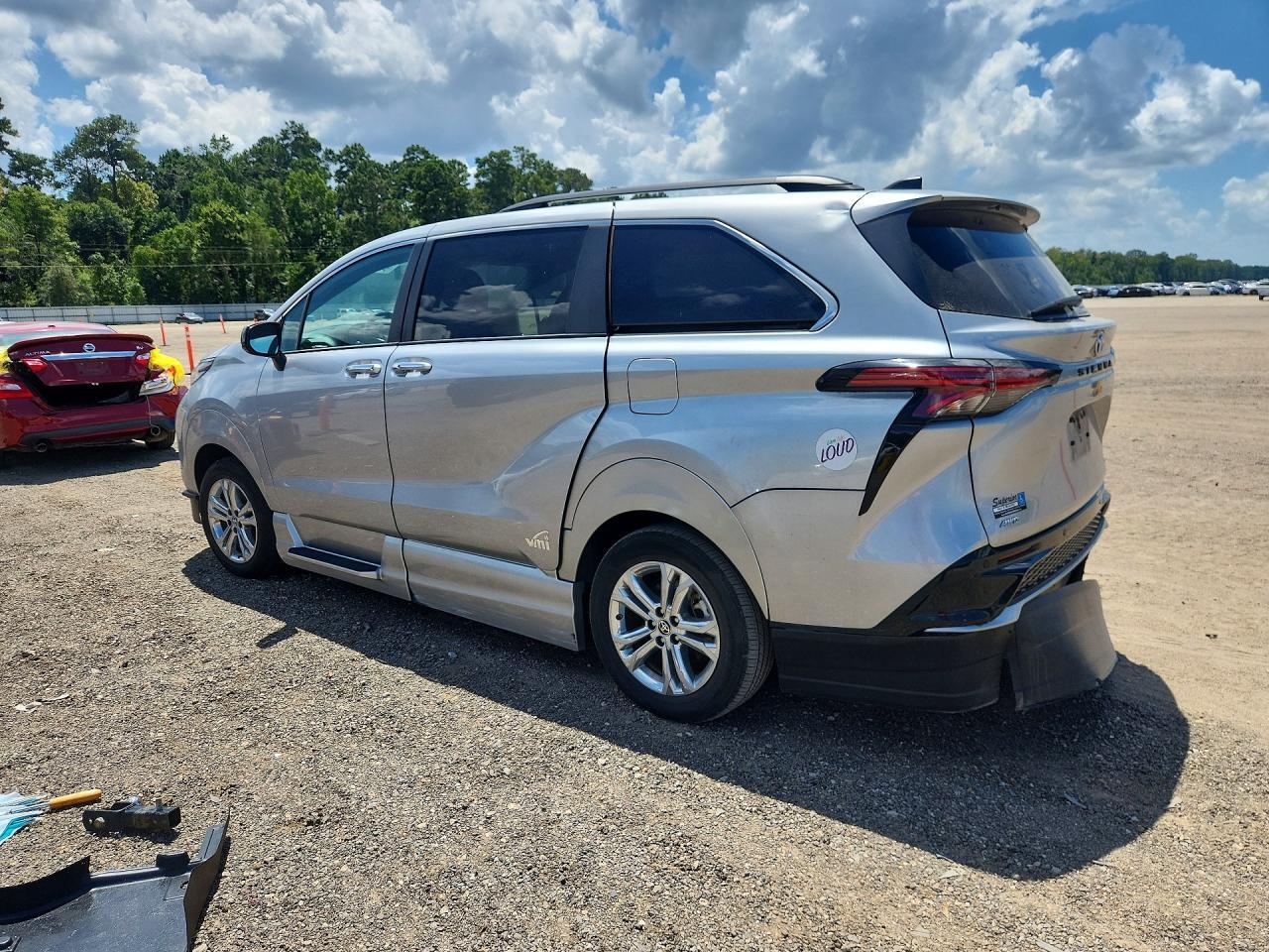 2022 TOYOTA SIENNA XSE — Фото 2 из 13