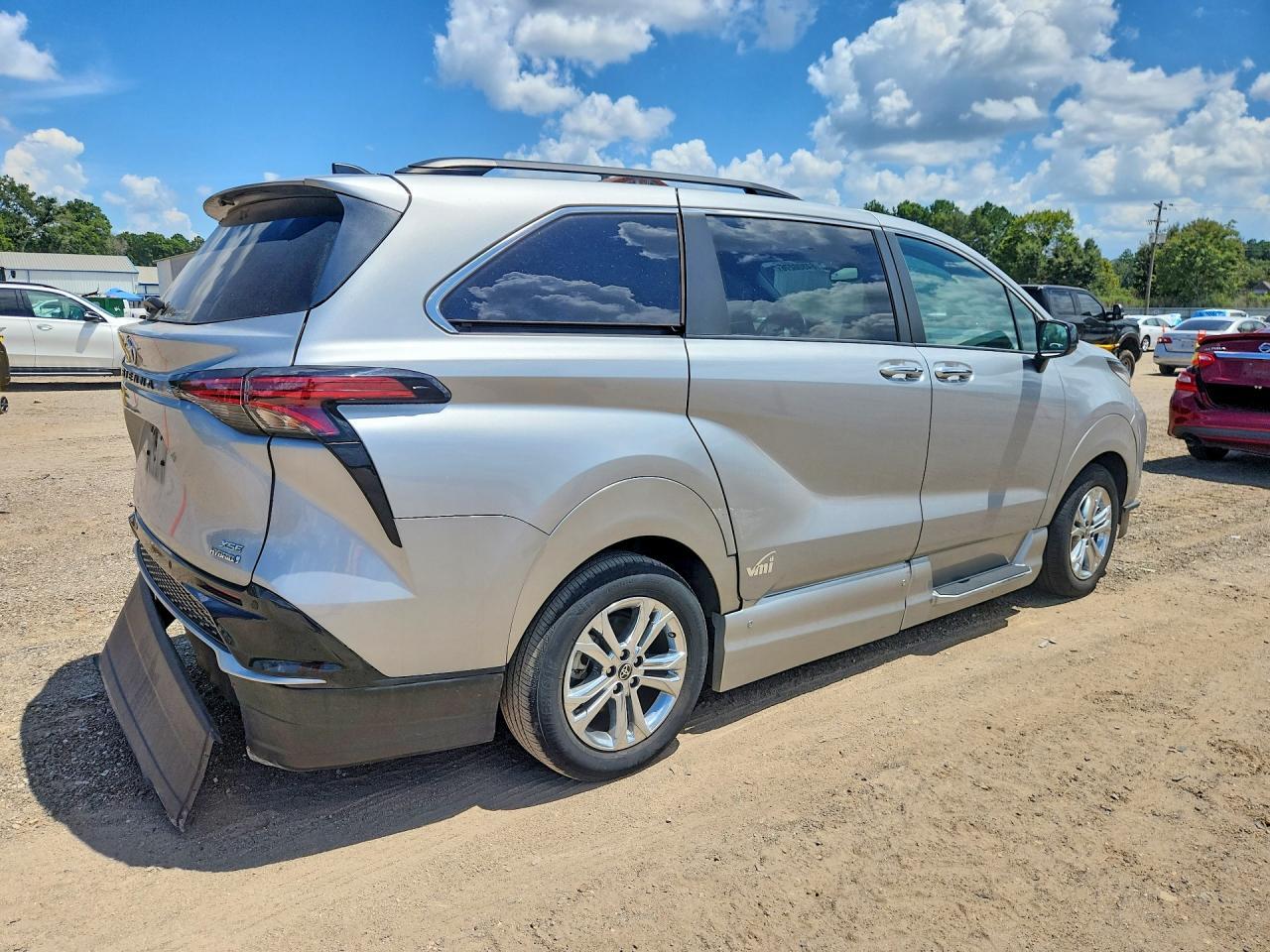 2022 TOYOTA SIENNA XSE — Фото 3 из 13