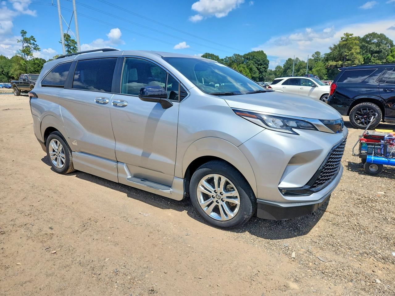 2022 TOYOTA SIENNA XSE — Фото 4 из 13