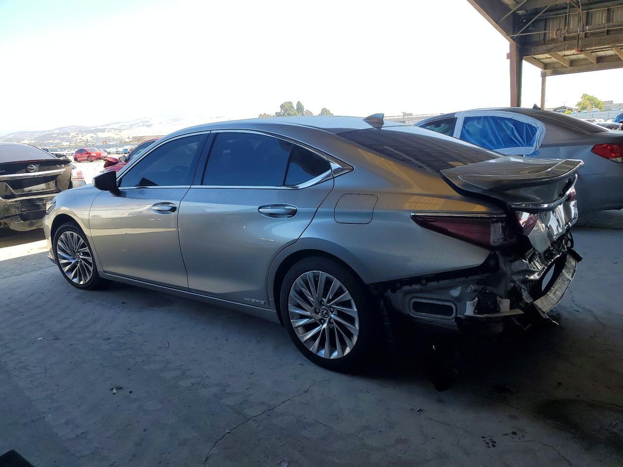 2020 LEXUS ES 300H LUXURY — Фото 2 из 13