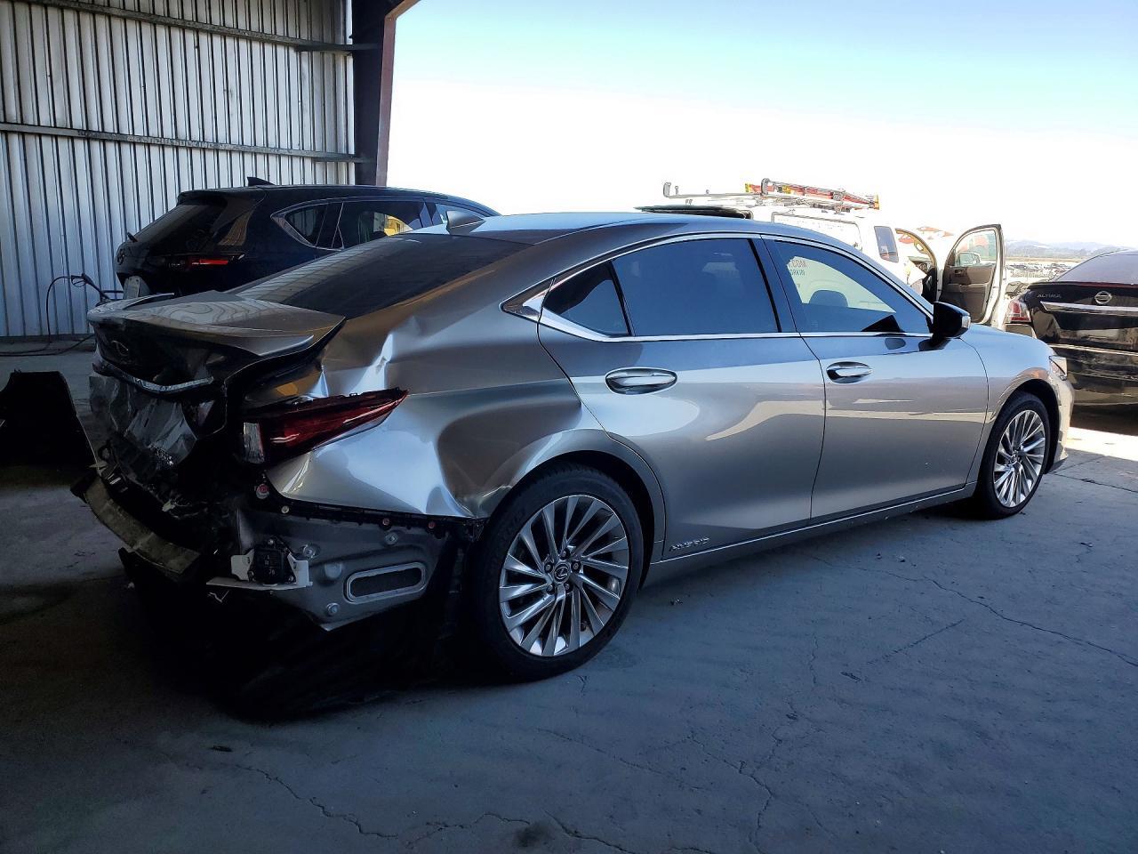 2020 LEXUS ES 300H LUXURY — Фото 3 из 13